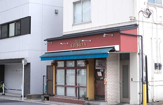 JR千葉駅西改札を出たらバスロータリーへ下ります