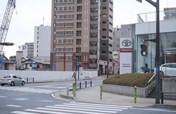 最初の交差点右手に千葉トヨタが見えます